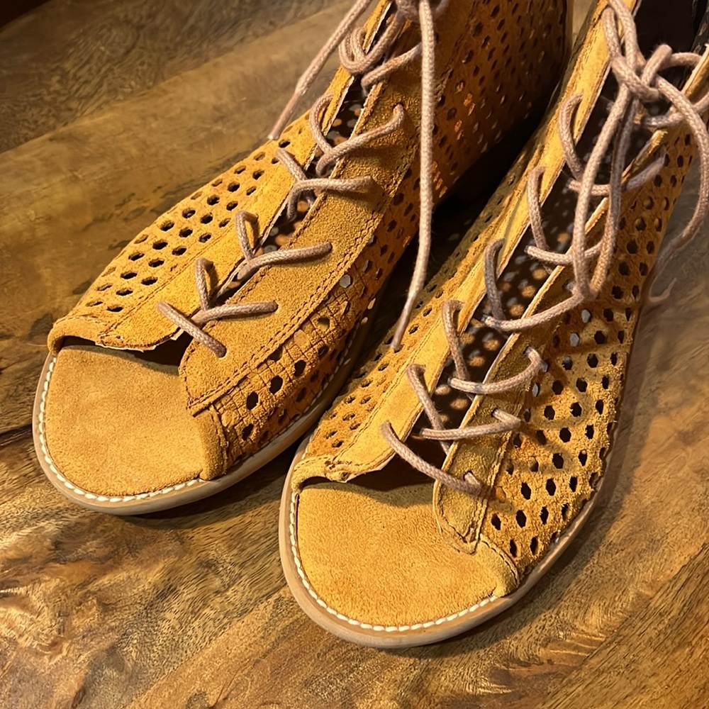 Musse & Cloud Aiden Peep Toe Lace Up Sandals - Picture 2 of 6